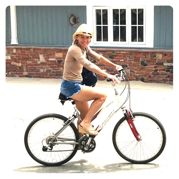 Meet your Posher, Lisa - Picture 1 of 2